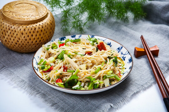 Spicy Cold Enoki Mushroom Salad with Cilantro and Scallion