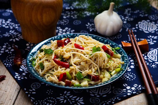 Spicy Cold Enoki Mushroom Salad with Cilantro and Scallion