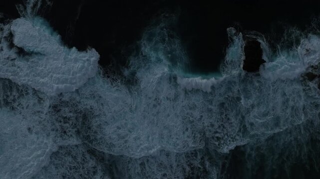 夜の海面に広がる白い泡と波紋を捉えた抽象的なドローン俯瞰映像
