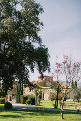 Obraz premium Historic Tuscan Villa Surrounded by Lush Gardens