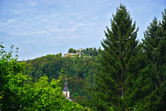 Burgruine Hohennagold und Turm der Stadtkirche in Nagold im Hoch