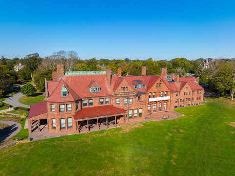 Vinland Estate is a Gilded Age mansion with Romanesque Revival style in Bellevue Avenue in Newport , Rhode Island RI, USA. This building is now McAuley Hall owned by Salve Regina University. 