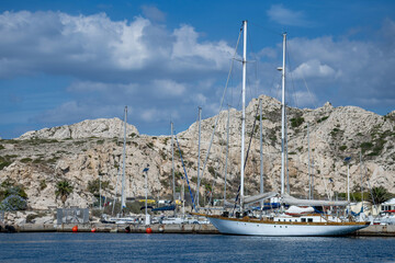 Voiliers amarrés dans le port des iles du Frioul © PPJ