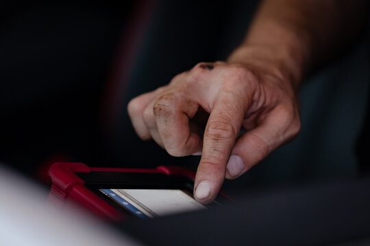 Using Automotive Diagnostic Tablet