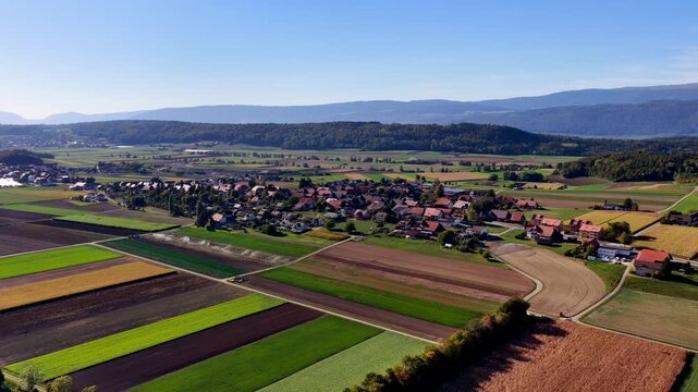 Luftaufnahme von Siselen im Berner Seeland, Kanton Bern, Schweiz, September 2026