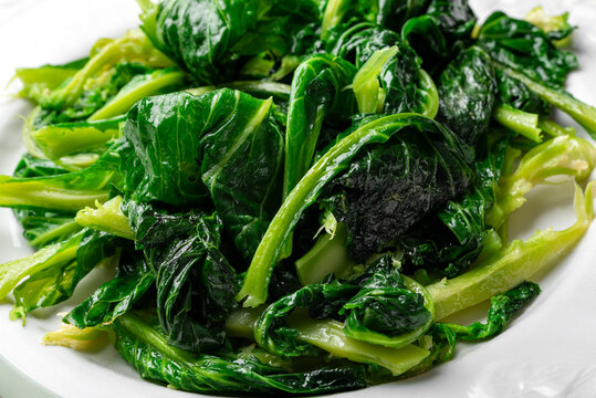 Spinaci biologici bolliti, alimentazione vegetariana 