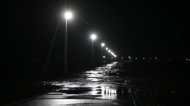 夜の長部田海床路