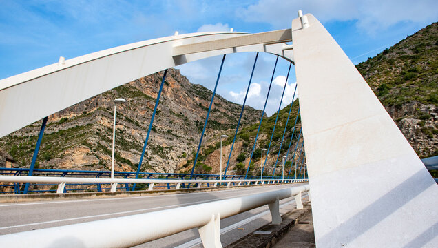 Puente arqueado moderno entre monta&ntilde;as rocosas y paisaje natural, r&iacute;o J&uacute;car en Valenciano  X&uacute;quer a su paso por Millares Comunidad Valenciana.