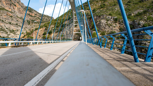 Puente arqueado moderno entre monta&ntilde;as rocosas y paisaje natural, r&iacute;o J&uacute;car en Valenciano  X&uacute;quer a su paso por Millares Comunidad Valenciana.