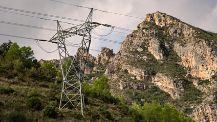 torres, unidad estación de energía eléctrica de alta tensión, tendido eléctrico de alta montaña. © Menorcaevo