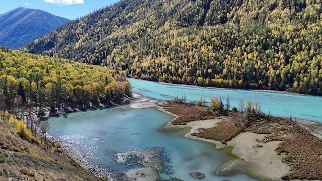 Fairy Bay is surrounded by glacial meltwater flowing through Kanas National Park, offering breathtaking natural beauty, especially during the autumn foliage season. (Northern Xinjiang, China)