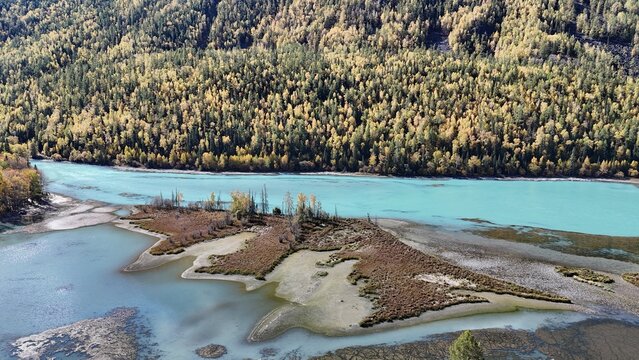 Fairy Bay is surrounded by glacial meltwater flowing through Kanas National Park, offering breathtaking natural beauty, especially during the autumn foliage season. (Northern Xinjiang, China)
