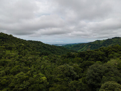 Gran rio con cascadas en monta&ntilde;as de Panama