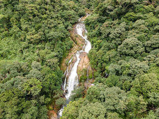 Gran rio con cascadas en montañas de Panama © crist.cort