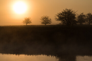 Magiczny zamglony świt nad dziką rzeką © kubikactive