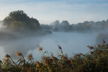 Magiczny zamglony świt nad dziką rzeką © kubikactive