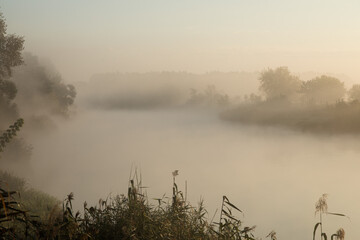 Magiczny zamglony świt nad dziką rzeką © kubikactive