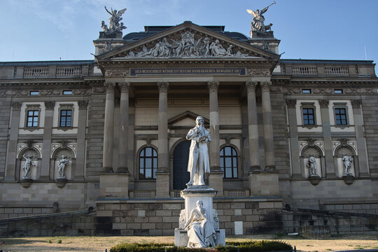 Schillerdenkmal vor dem Hessischen Staatstheater Wiesbaden an einem sonnigen Tag