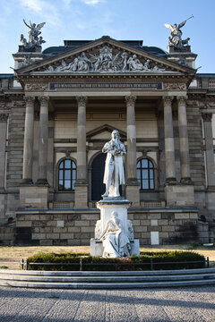 Schillerdenkmal vor dem Hessischen Staatstheater Wiesbaden an einem sonnigen Tag