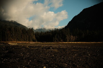 Obraz premium Tidal flat with mountains at sunset