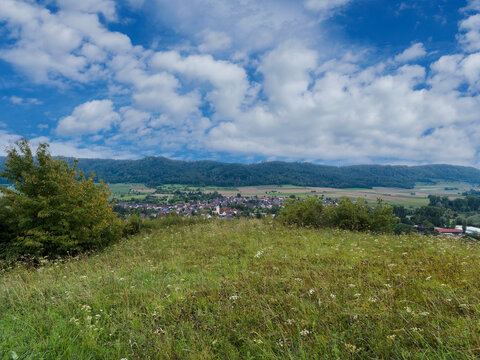 Die Stadt Bohlingen im Hegau, eingebettet in die Halbinsel H&ouml;ri am Bodensee, gesehen von den gr&uuml;nen H&auml;ngen des Galgenbergs im Norden. Am Horizon das Schiener Berg.
