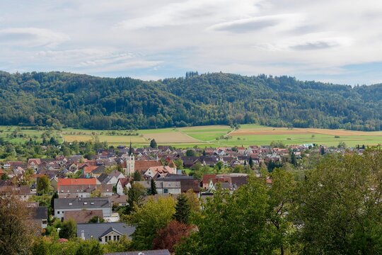 Bohlingen im Hegau (Landreis Konstanz). Ein beschauliches Barockdorf, dessen Mittelpunkt die Kirche St. Pankratius bildet. Im S&uuml;den den Schienerberg, im Norden an den Galgenberg mit seinen Weinbergen