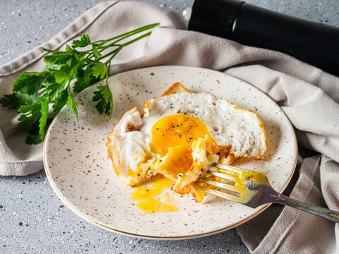 Fried egg on toast with parsley