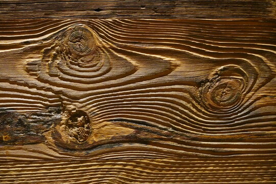close up of a strongly grained wood - Nahaufnahme eines stark gemaserten Holzbrettes