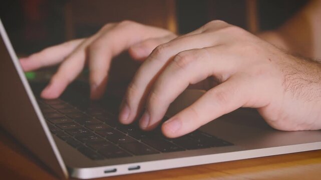 Hombre tecleando Laptop 2