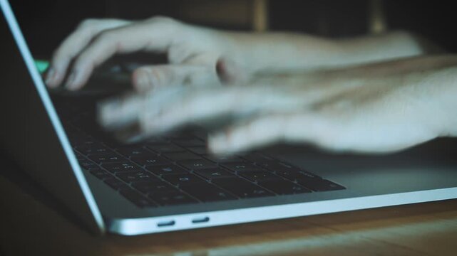 Mujer tecleando Laptop de noche