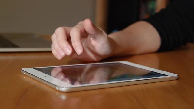 Mujer Scrolling . Tablet . movimiento . noche