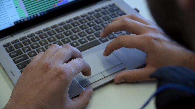 Hombre Laptop . slowmotion . cenital