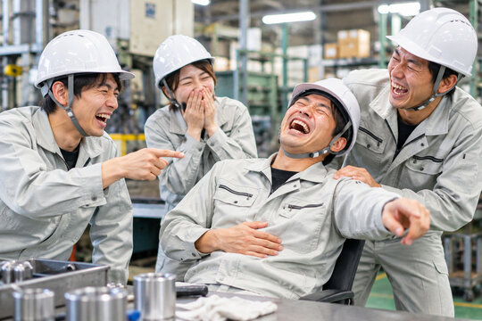 工場で笑い合う作業員