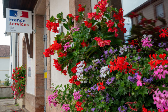 Agence France Services, organisme d'&eacute;tat qui regroupe en un m&ecirc;me lieu, plusieurs services publics pour effectuer des d&eacute;marches administratives. Jardini&egrave;res de g&eacute;raniums