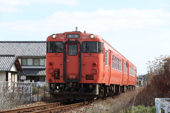 単線区間を走るローカル線気動車