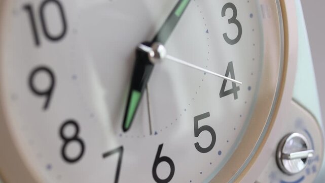 動き続ける置き時計の秒針