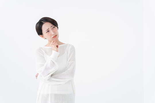 考える女性
