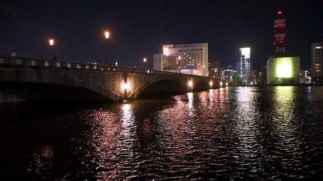 夏の夜の萬代橋と信濃川の流れ