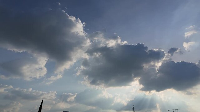 nubes, timelapse, nubes en movimiento, cielo, cielo nublado, movimiento de nubes, formaci&oacute;n de nubes, nubes blancas, nubes de tormenta, clima, meteorolog&iacute;a, atm&oacute;sfera, paisaje, cielo azul, naturaleza,