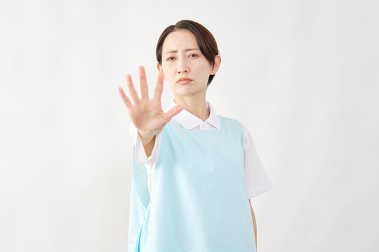 介護士女性　ストップポーズ　白背景