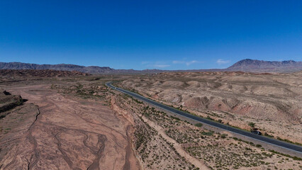 Naklejka premium winding road landscape in desert canyon