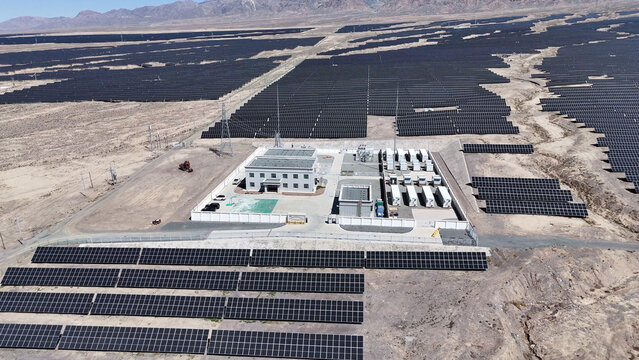 Solar power plant and energy storage facility in the desert