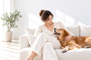 Obraz na płótnie Canvas 愛犬と明るいリビングでくつろぐ日本人女性