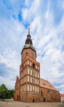 Der Turm der denkmalgesch&uuml;tzten Kreuzkirche in Spremberg stammt aus dem 14., die Kirche selbst aus dem 15. Jahrhundert (Ansicht von S&uuml;den)