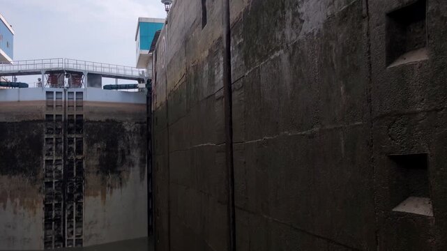 Water lock concrete structure for river navigation water conservancy project
