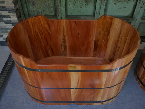 Large size unique bathtub craft made of wood with a rustic theme, this bathtub can be used to refresh.