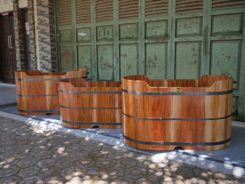 Large size unique bathtub craft made of wood with a rustic theme, this bathtub can be used to refresh.