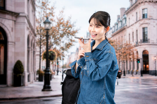 海外旅行をしながらAIで調べ物をする若い女性