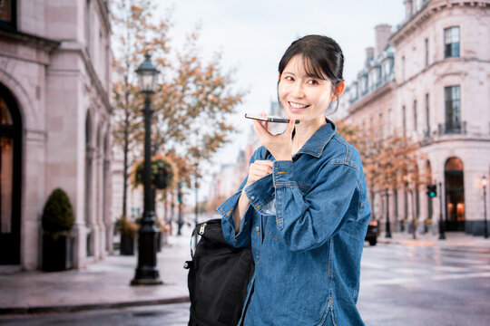 海外旅行をしながらAIで調べ物をする若い女性