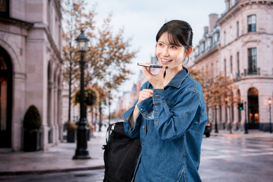 海外旅行をしながらAIで調べ物をする若い女性